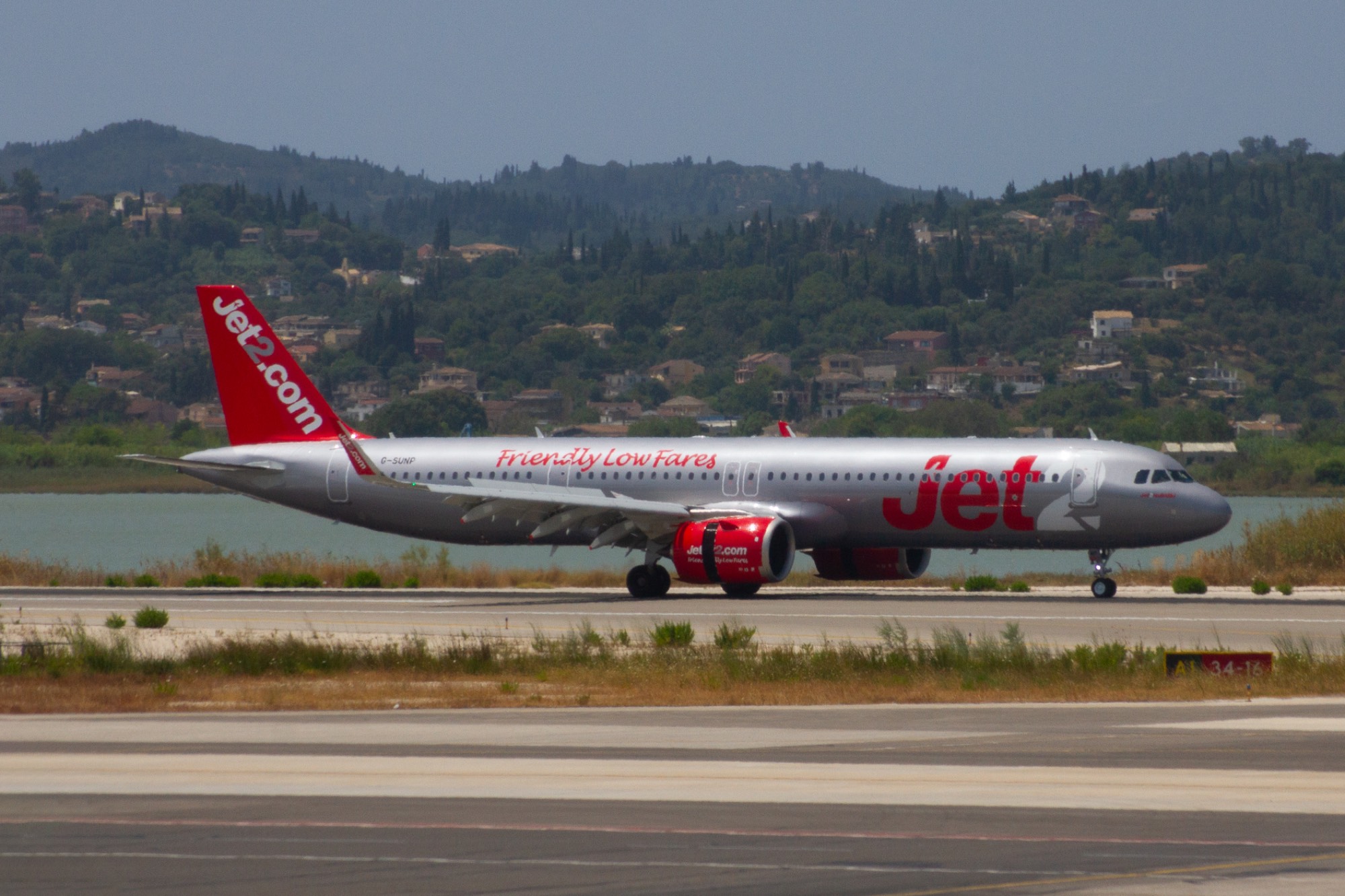 Jet2 G-SUNP at LGKR by oscarbromilow