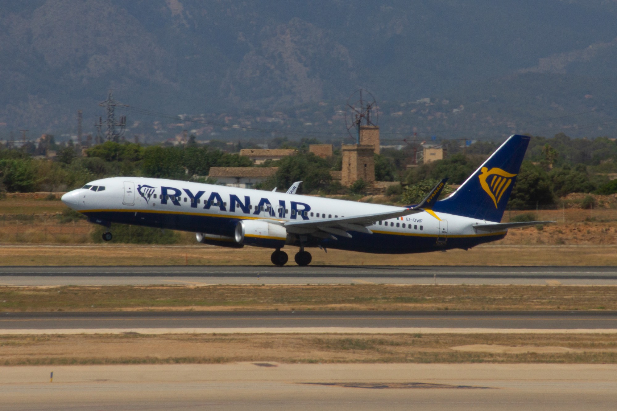 Ryanair EI-DWF at LEPA by oscarbromilow