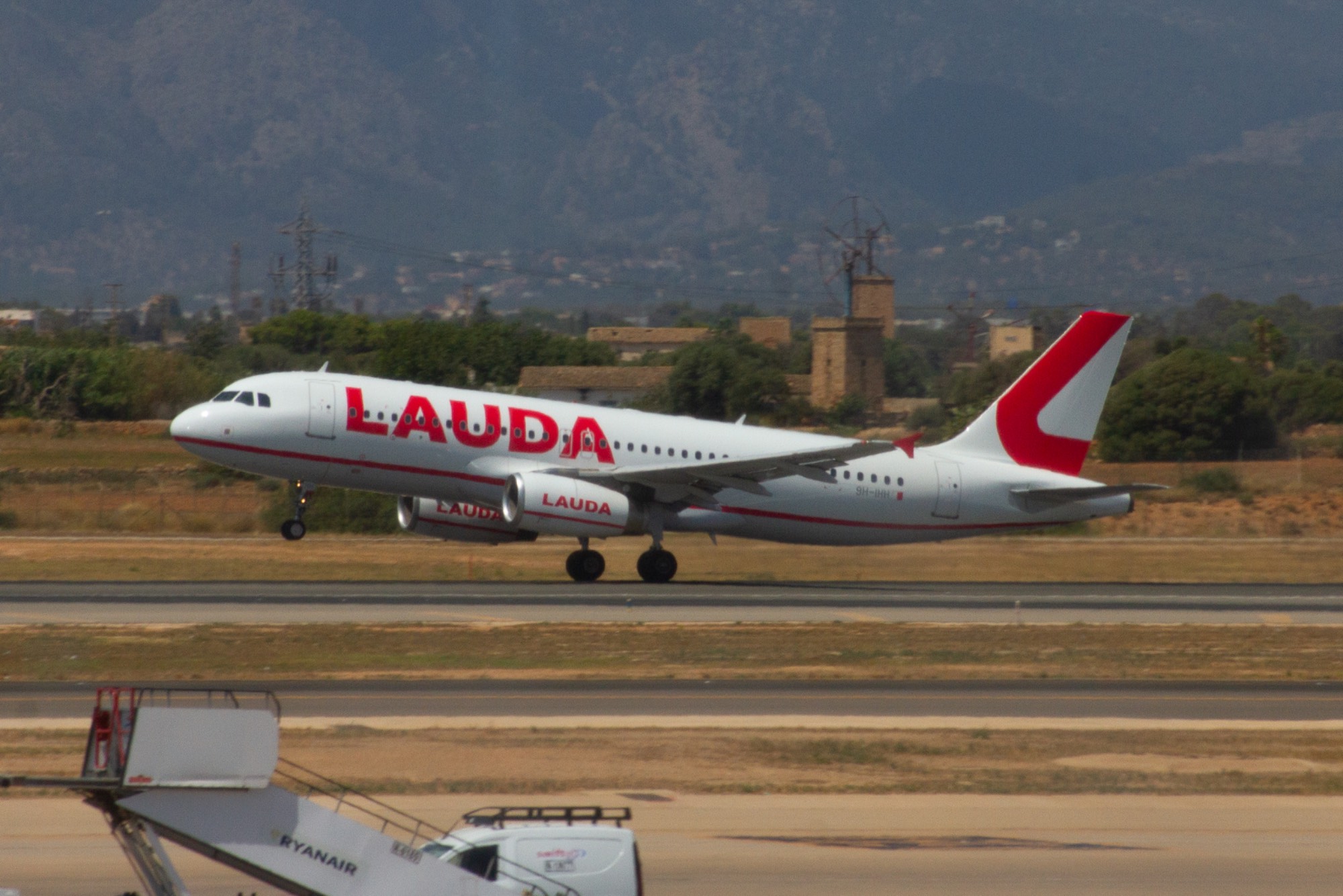 Lauda Europe 9H-IHH at LEPA by oscarbromilow