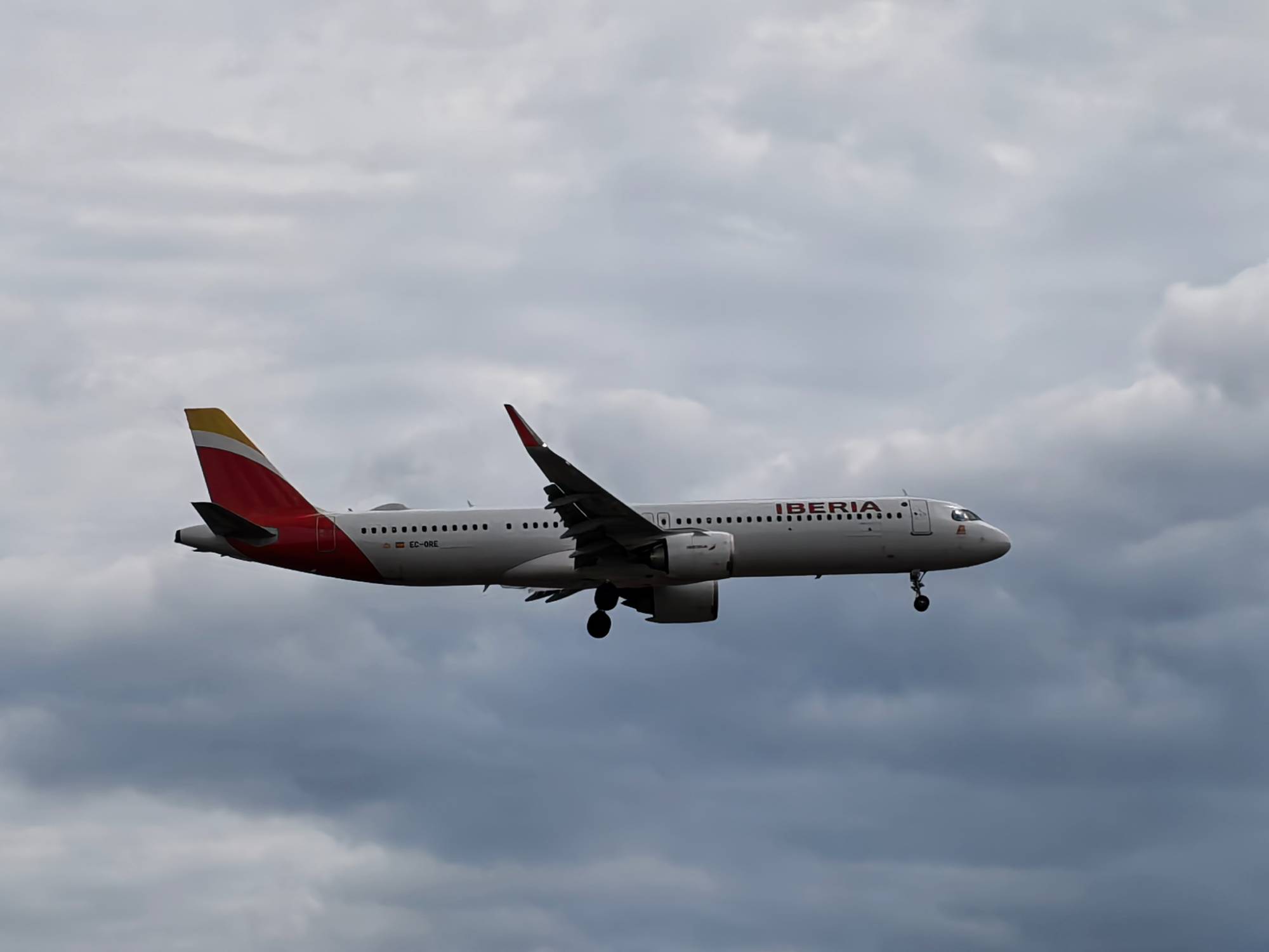 Iberia EC-ORE at CYYZ by A350