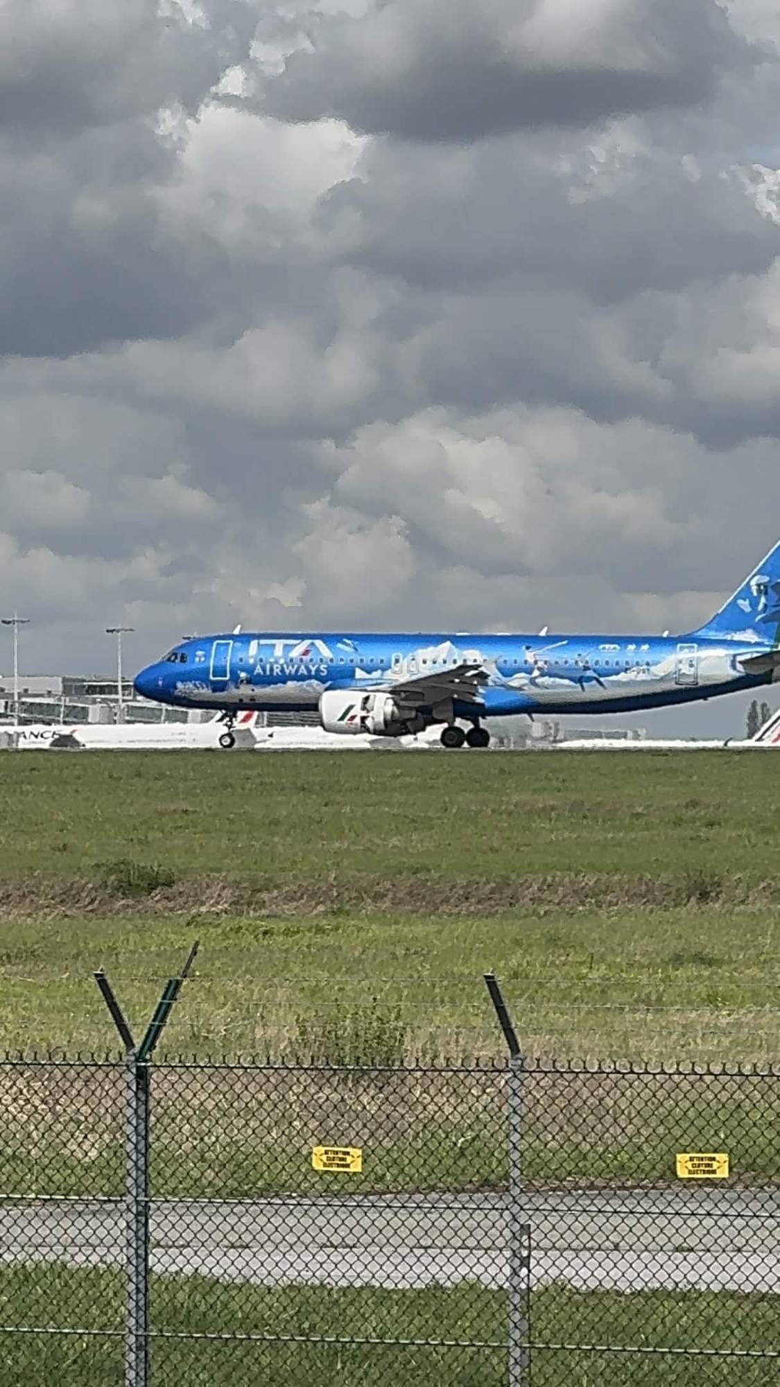 ITA Airways EI-DSY at LFPG by Piscty