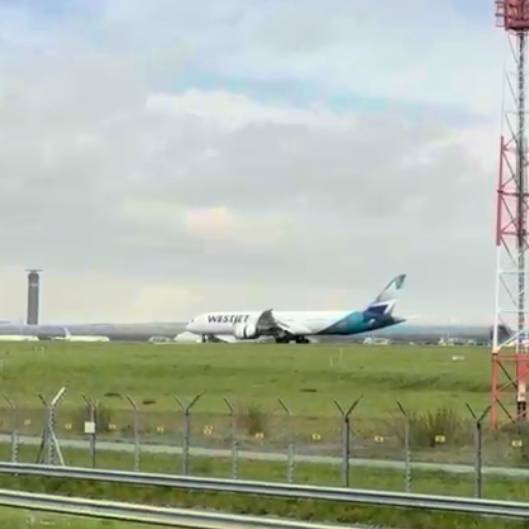 WestJet C-GUDO at LFPG by Piscty