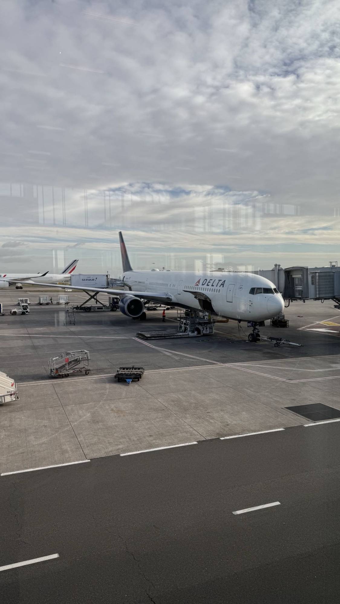 Delta Airlines N838MH at LFPG by Piscty