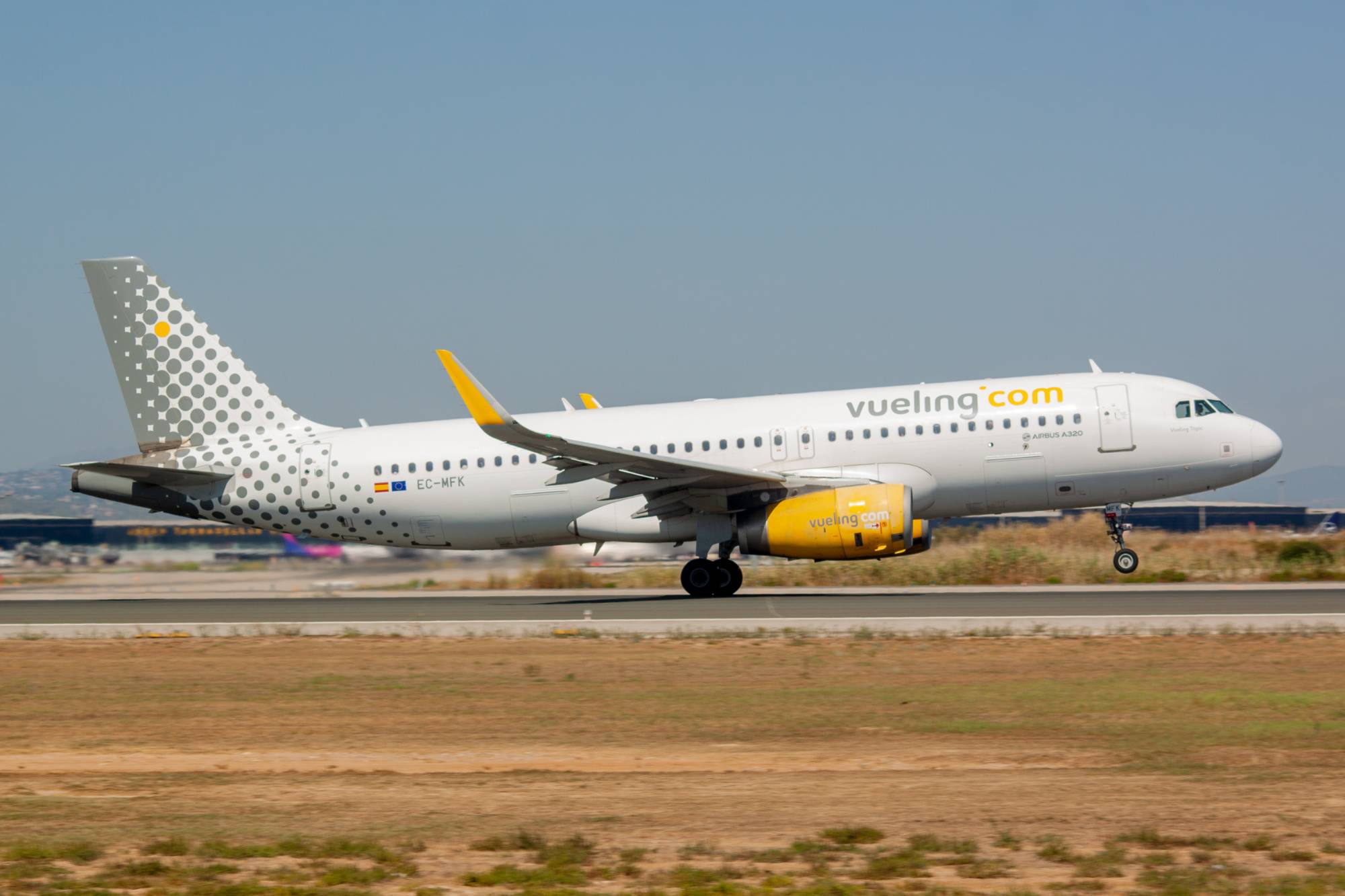 Vueling EC-MFK at LEBL by jorgealvarezsan