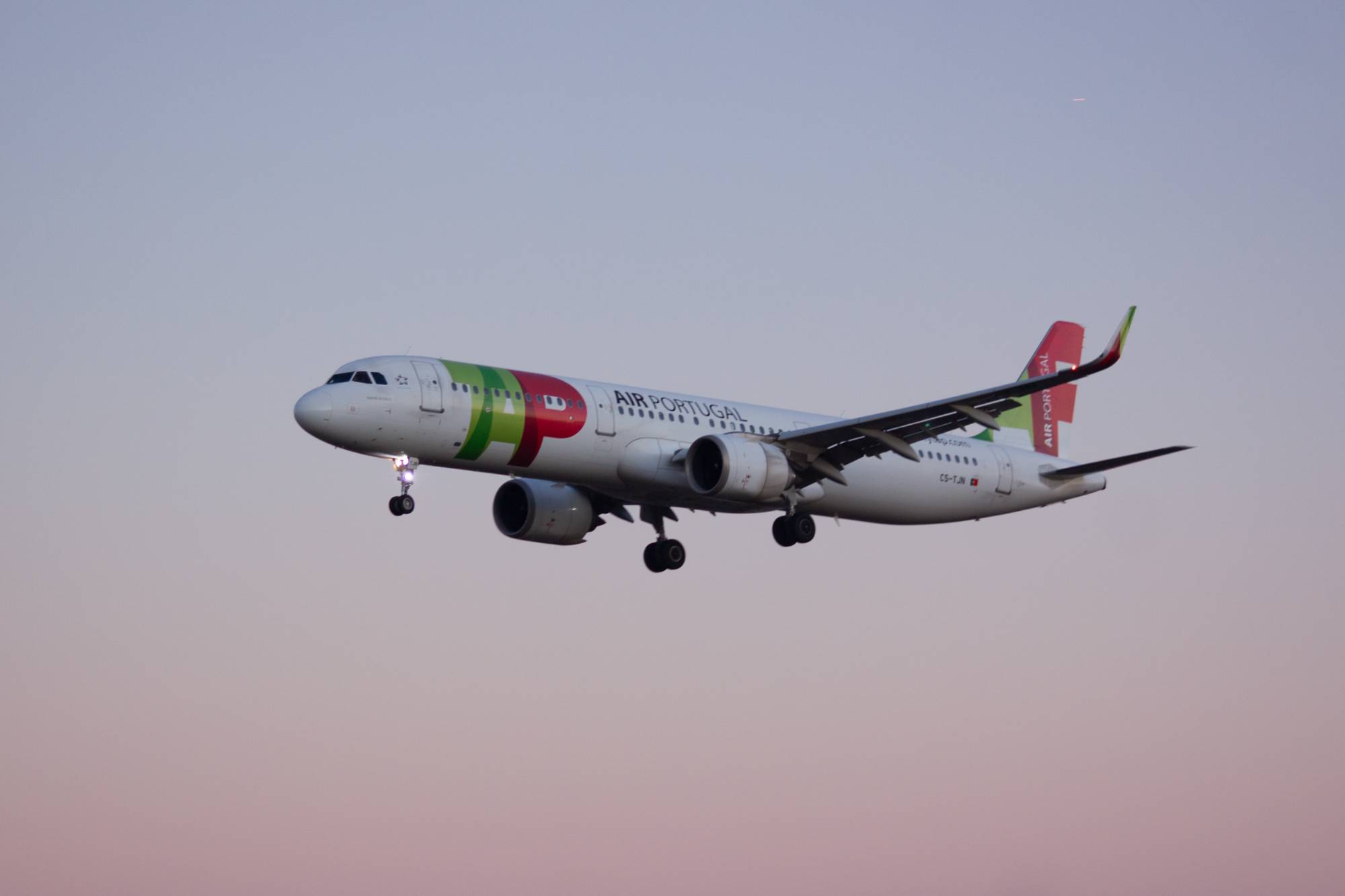 TAP Air Portugal CS-TJN at LPPT by jorgealvarezsan