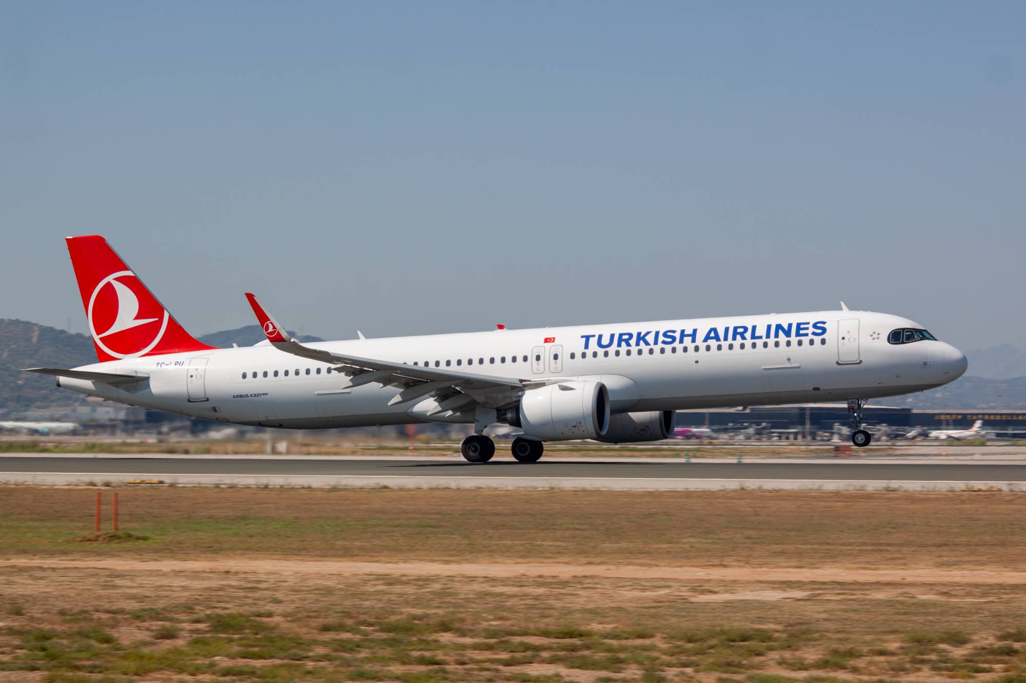 Turkish Airlines TC-LPU at LEBL by jorgealvarezsan