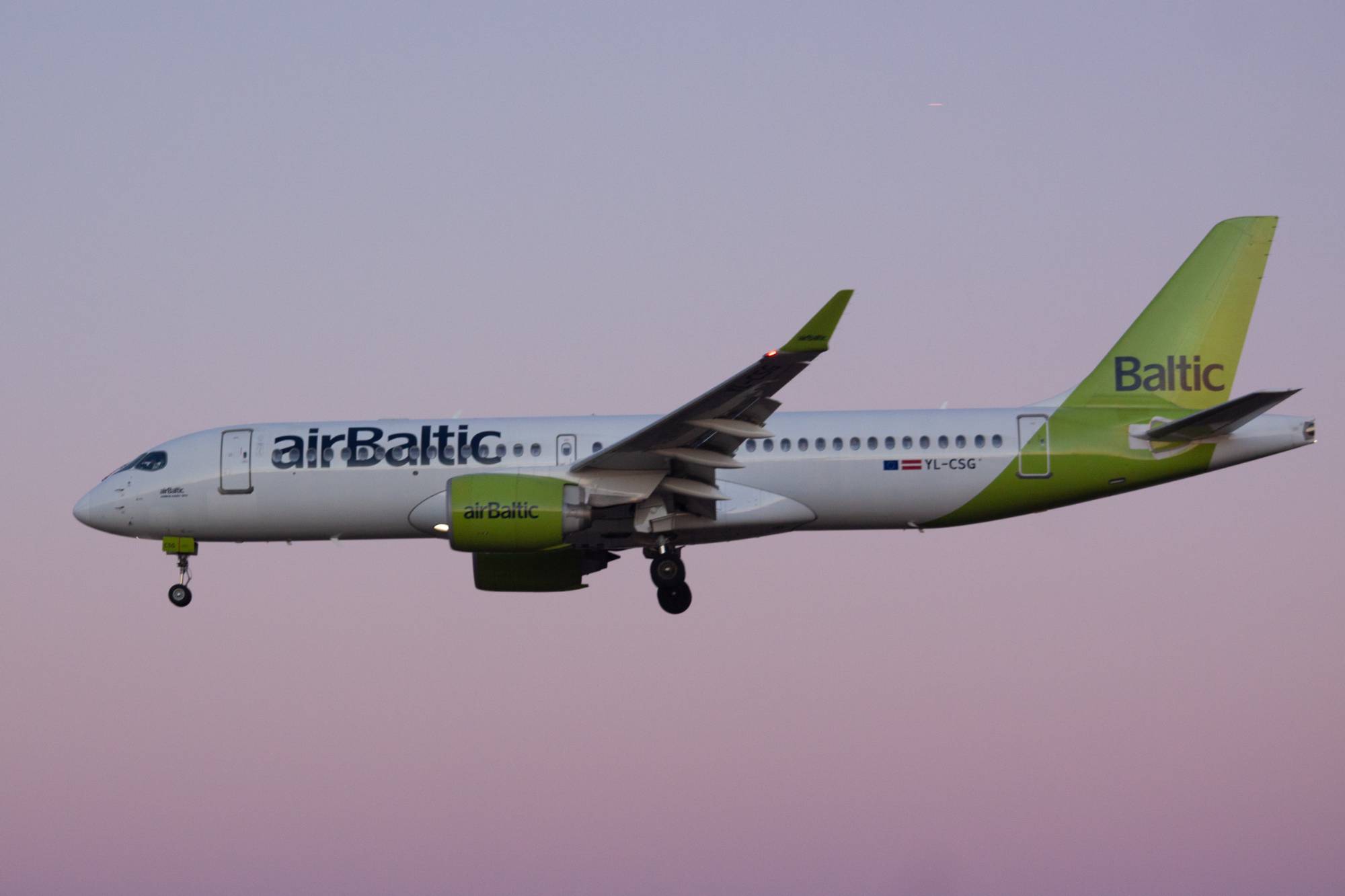 airBaltic YL-CSG at LPPT by jorgealvarezsan