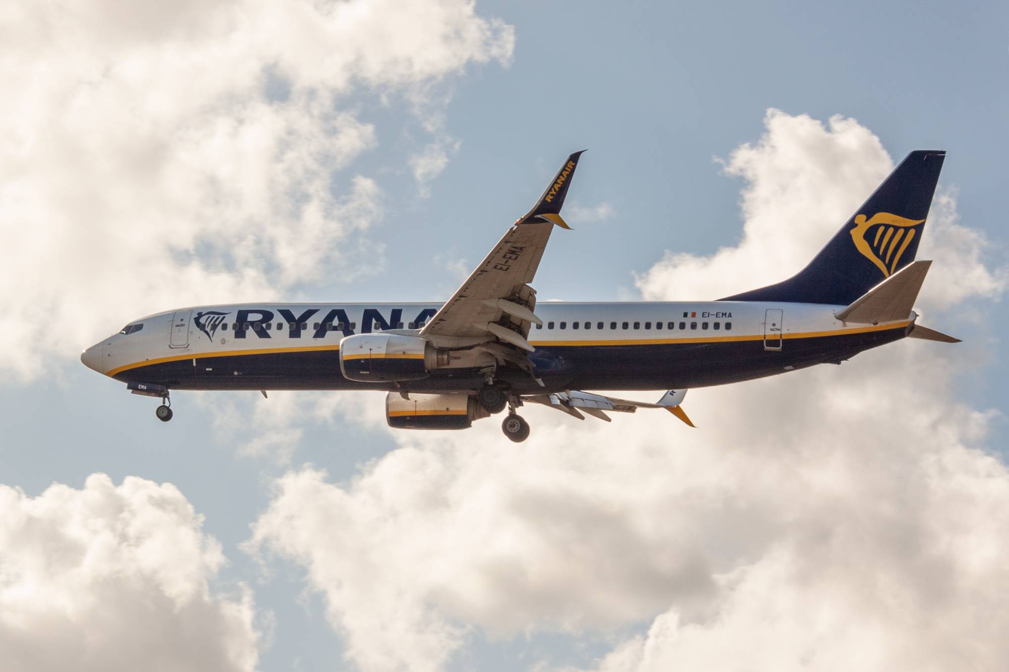 Ryanair EI-EMA at LPPT by jorgealvarezsan
