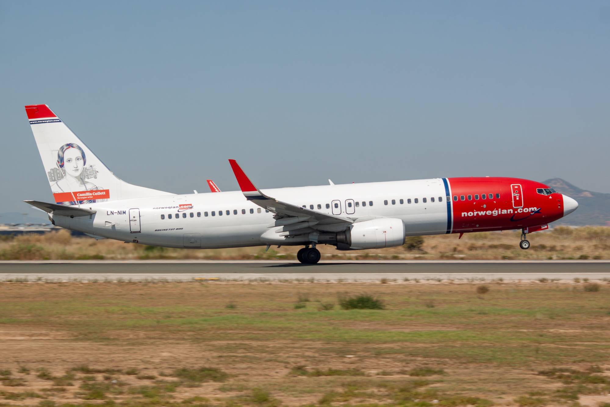 Norwegian Air Shuttle AOC LN-NIM at LEBL by jorgealvarezsan
