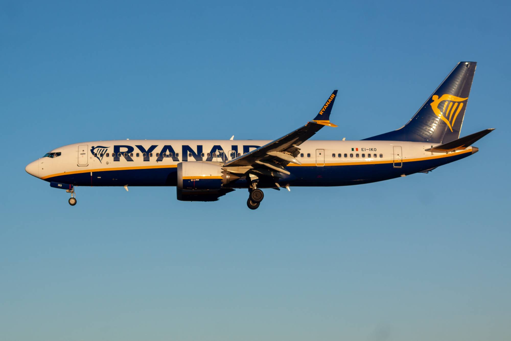 Ryanair EI-IKO at LPPT by jorgealvarezsan
