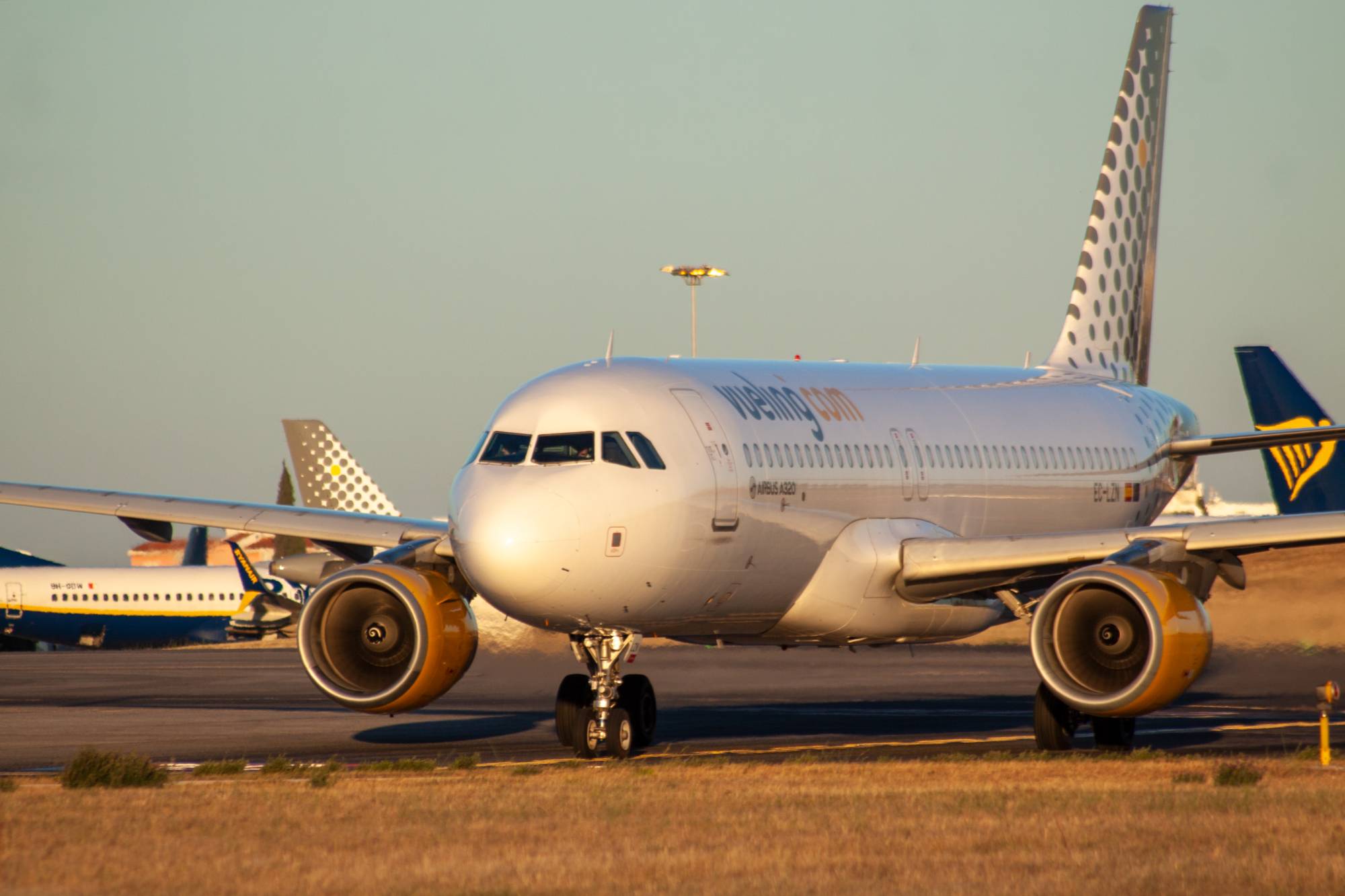 Vueling EC-LZN at LPPT by jorgealvarezsan