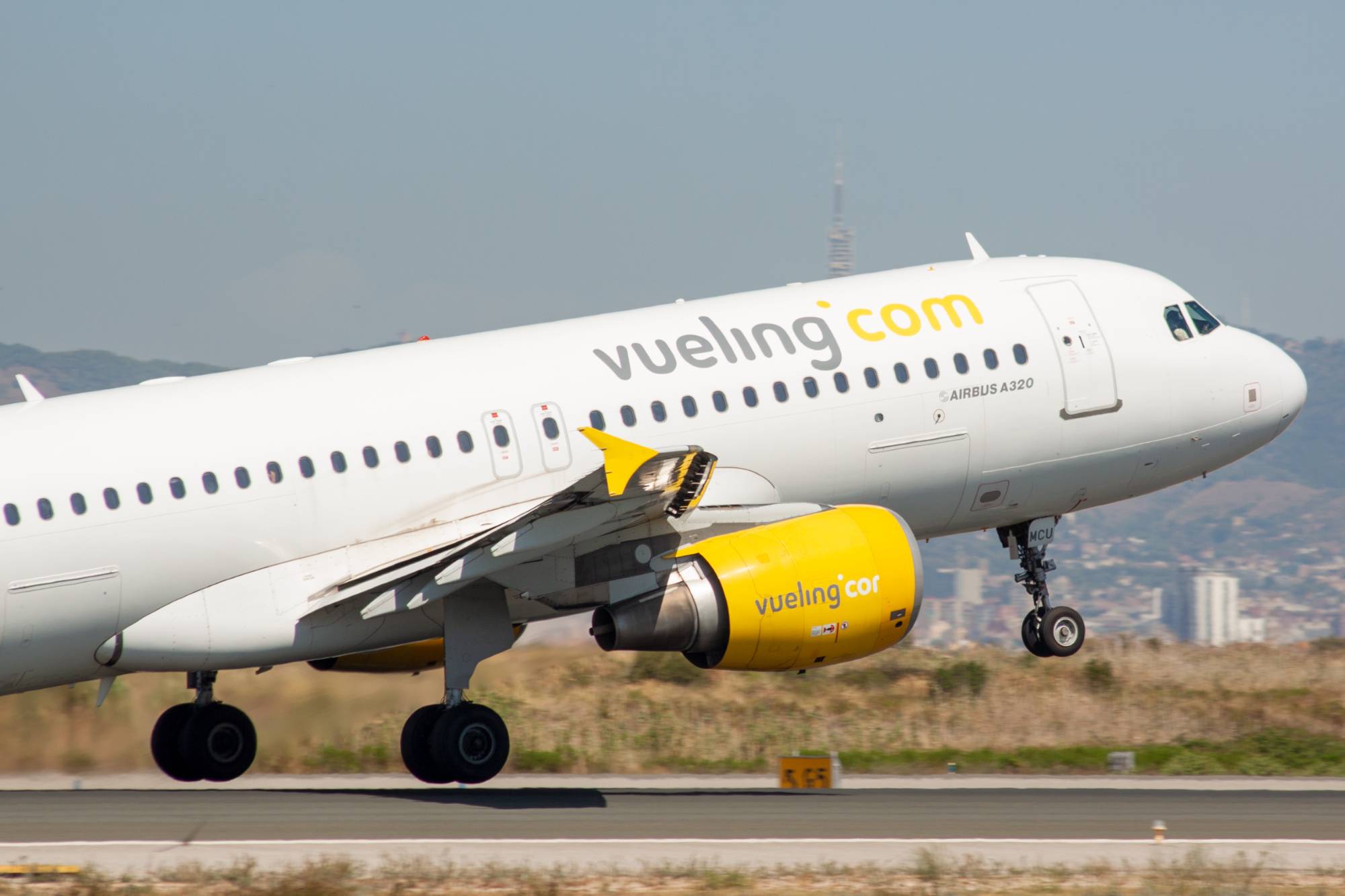 Vueling EC-MCU at LEBL by jorgealvarezsan