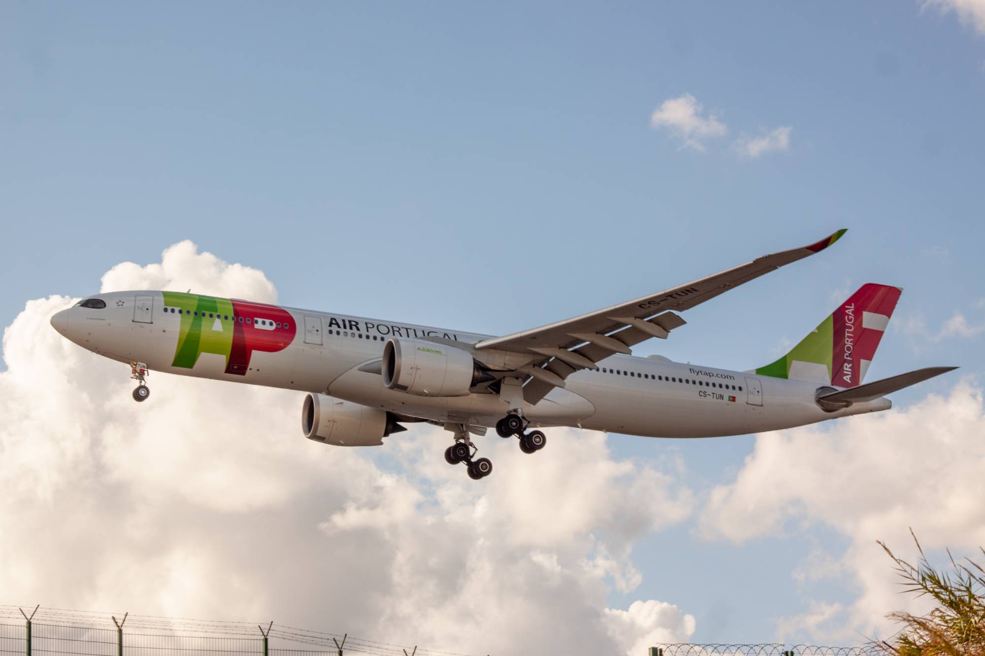 TAP Air Portugal CS-TUN at LPPT by jorgealvarezsan