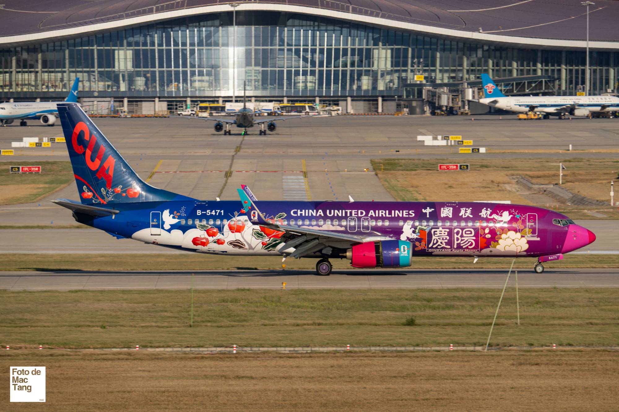 China United Airlines B-5471 at ZBAD by realmactang