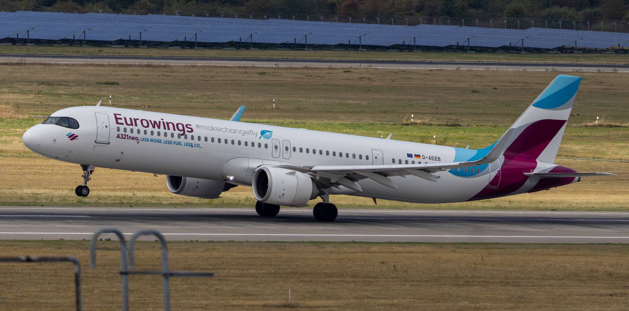 Eurowings D-AEEB at EDDL by Shadowdestrict