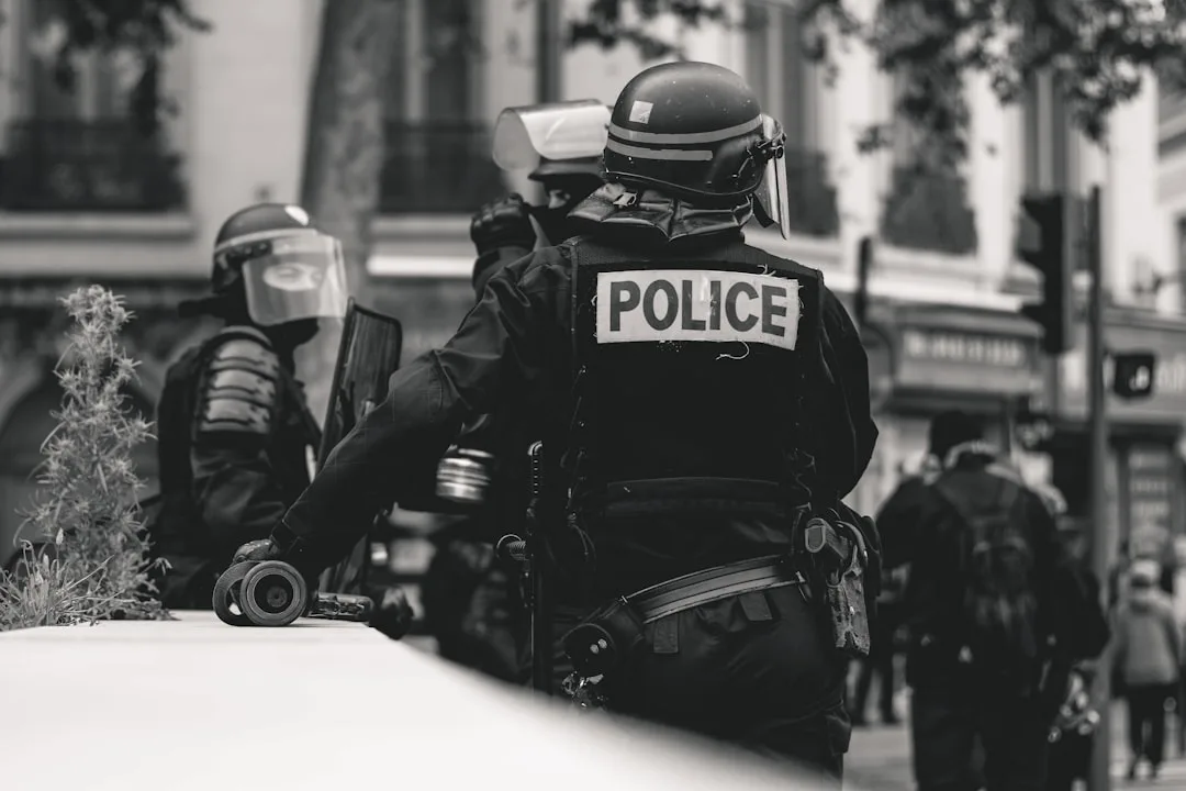 Fiche Métier Policier (2026) : Missions, Salaire, Formation & Débouchés