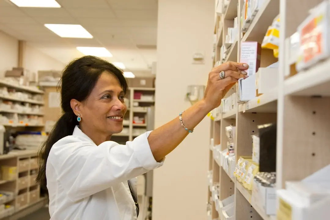 Fiche Métier Pharmacien (2026) : Missions, Salaire, Formation & Débouchés