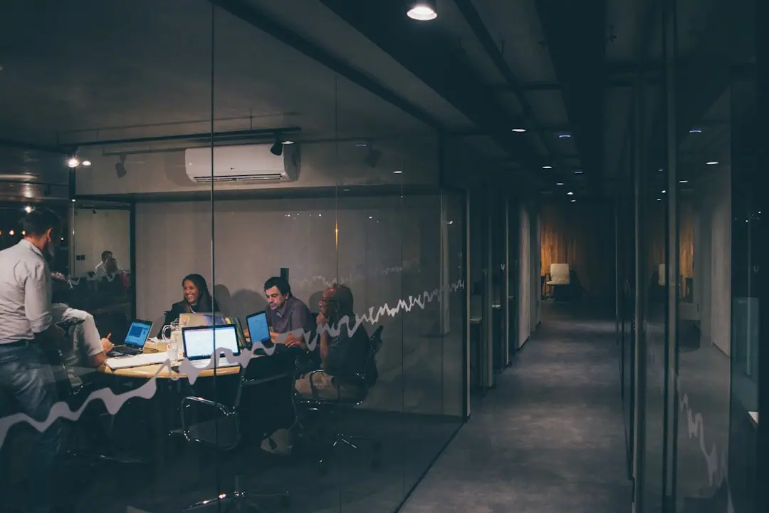 Startup ou Grand Groupe en 2026 : Lequel Choisir ? (Comparatif Complet)