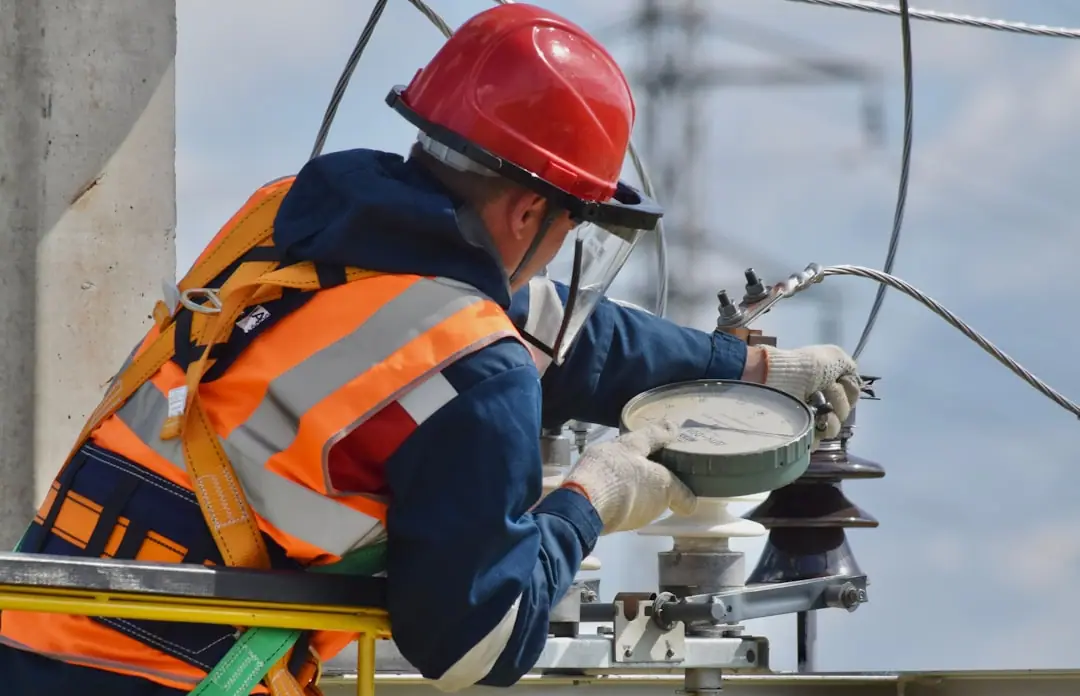 Fiche Métier Électricien (2026) : Missions, Salaire & Formation
