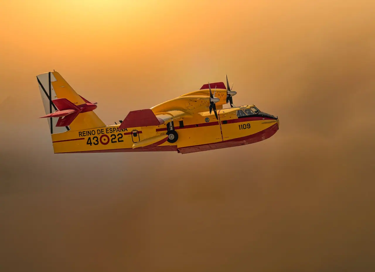 Fiche Métier Pilote de Canadair (2026) : Salaire, Formation et Recrutement d'un Pompier du Ciel
