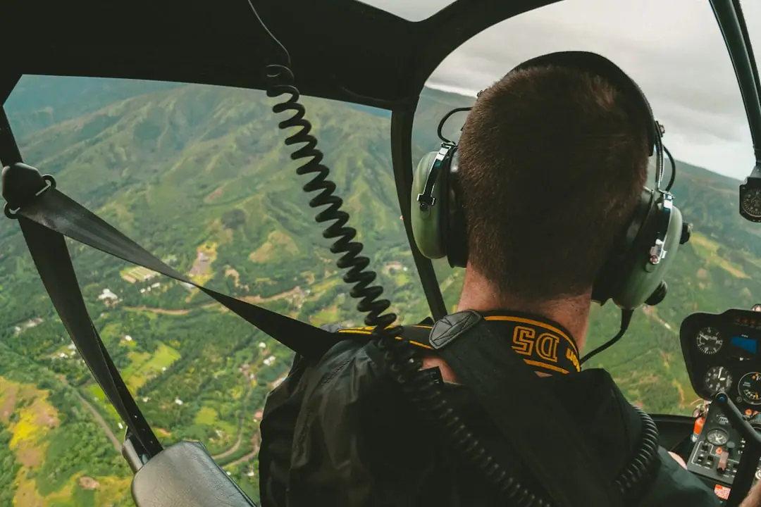 Fiche Métier Pilote d'Hélicoptère (2026) : Salaire, Formation et Débouchés