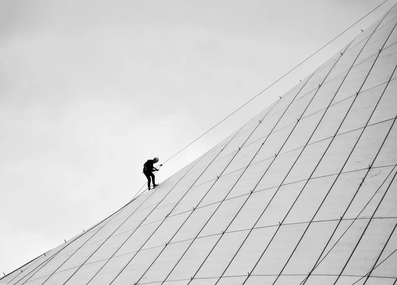 Fiche Métier Cordiste (2026) : Salaire, Formation et Débouchés