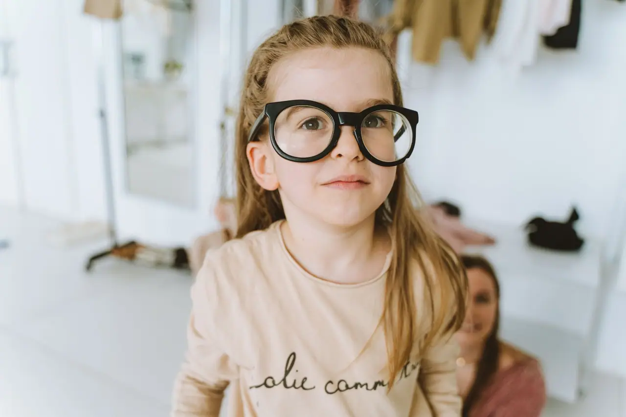 Fiche Métier Opticien (2026) : Salaire, Formation et Débouchés