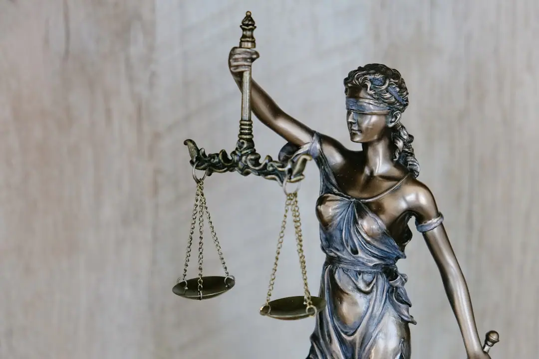 Fiche Métier Avocat (2026) : Salaire, Formation et Débouchés