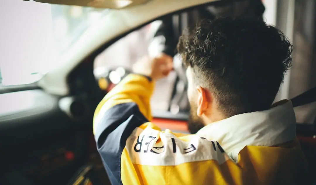 Fiche Métier Pilote Automobile (2026) : Le Vrai Salaire Derrière le Rêve