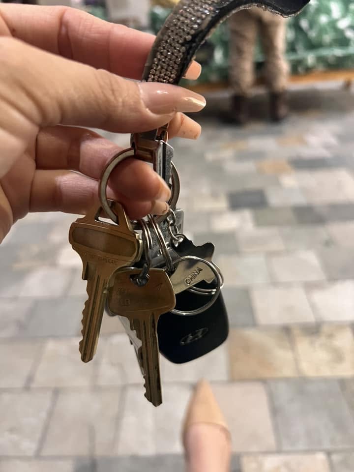 FOUND ITEM - Ala Moana lounge area, Ala Moana Center, Honolulu, Oahu | Stolen Stuff Hawaii
