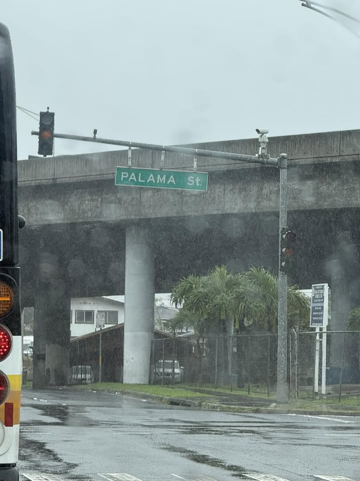 TRAFFIC - Palama Street and Vineyard Boulevard, Honolulu | Stolen Stuff Hawaii
