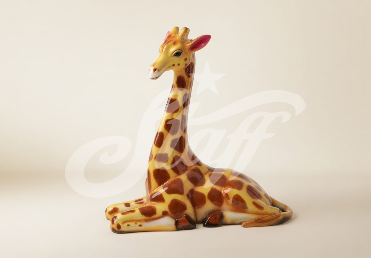 Jirafa acostada decorativa