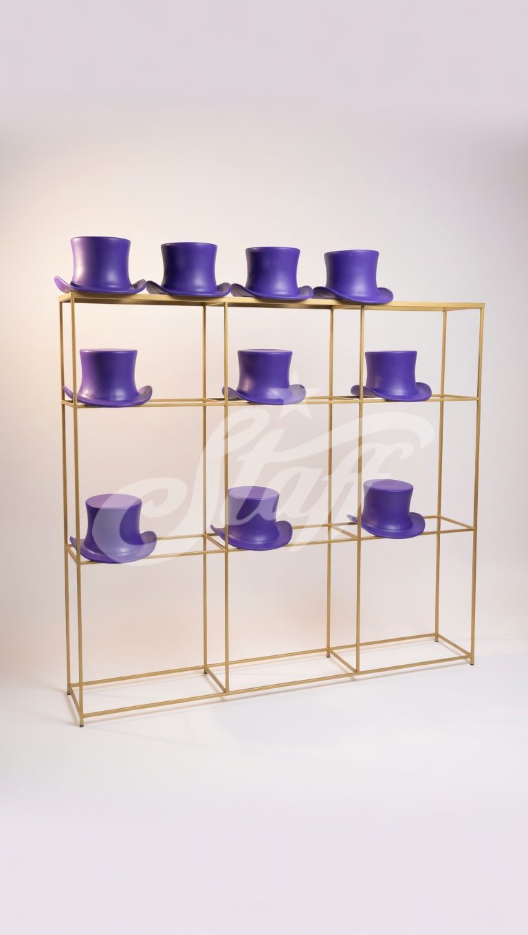Estantería Dorada con Sombreros Púrpura