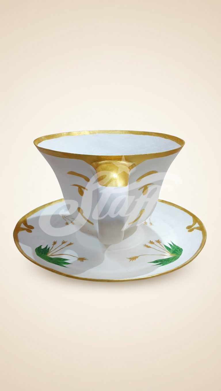 Taza de Porcelana Dorada con Plato