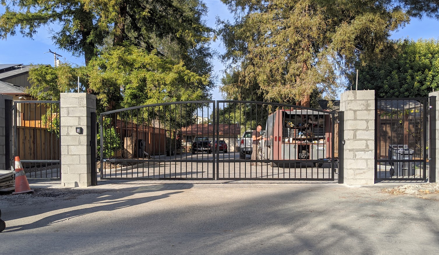 bi-fold driveway gate — installer tips