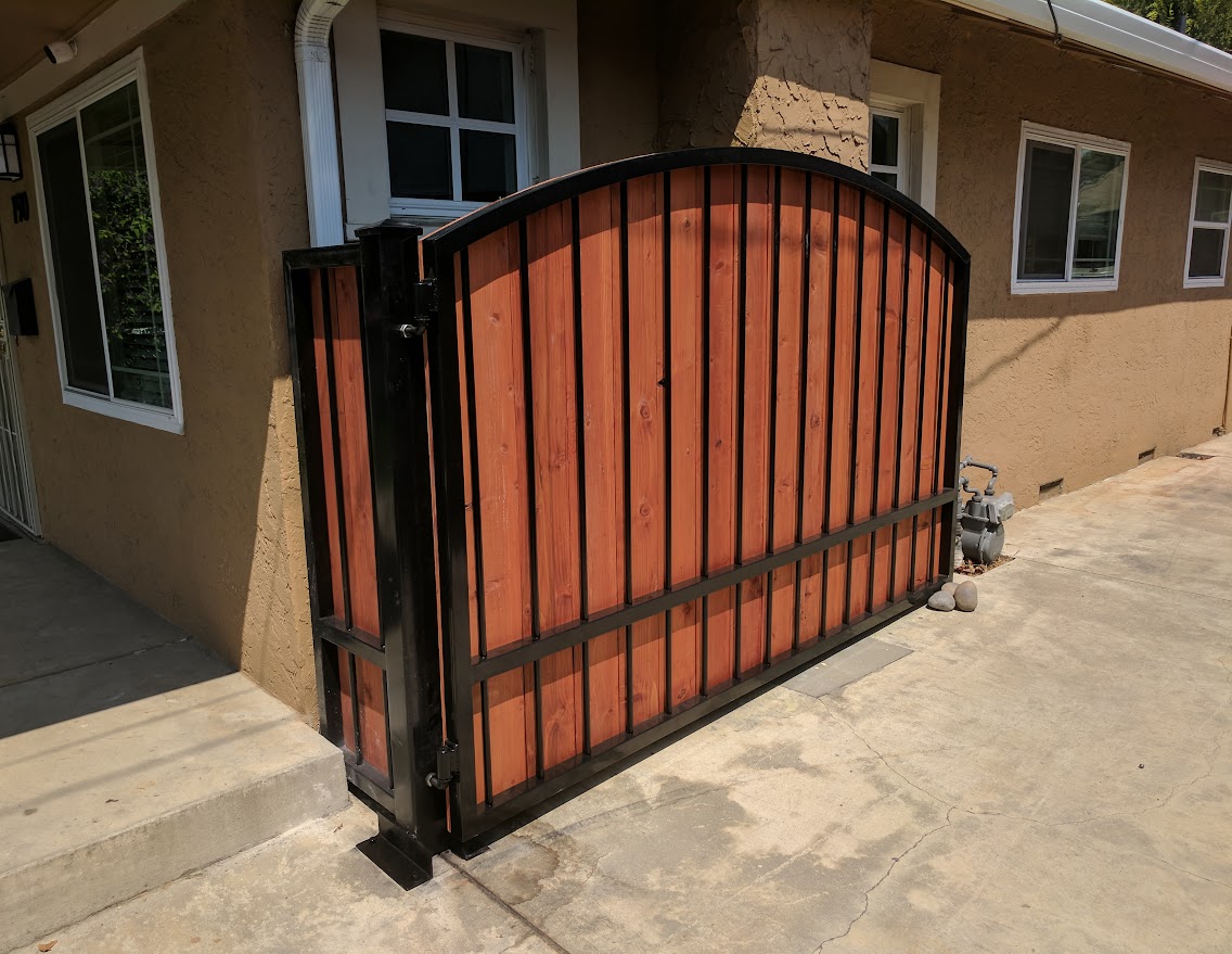 Bi-fold driveway gates