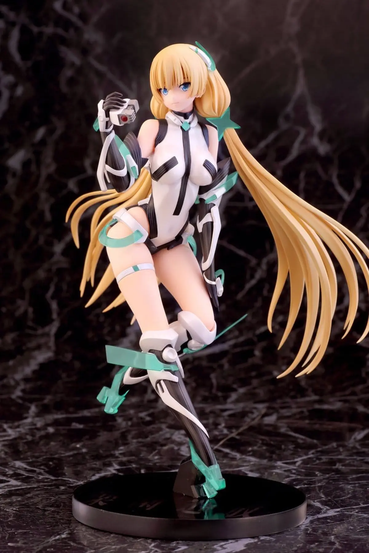 Expelled from Paradise - Figura a Escala - Angela Balzac - Imagen 1