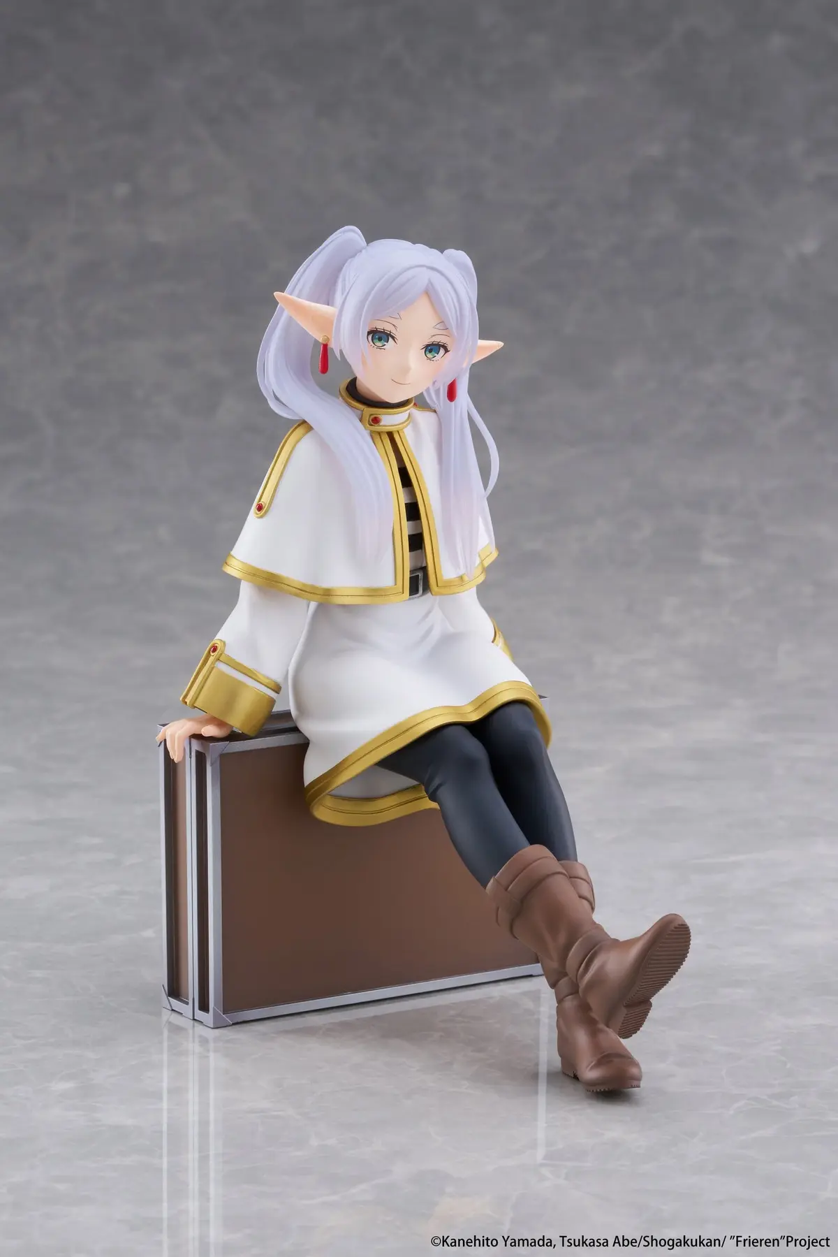 Frieren - Desktop Cute - Frieren (Trunk Case Ver.) (Reissue) - Imagen 1