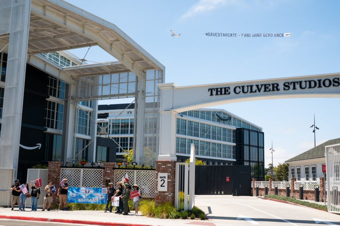 Survol d'un avion #SaveStargate des locaux d'Amazon à Culver City en juin 2026