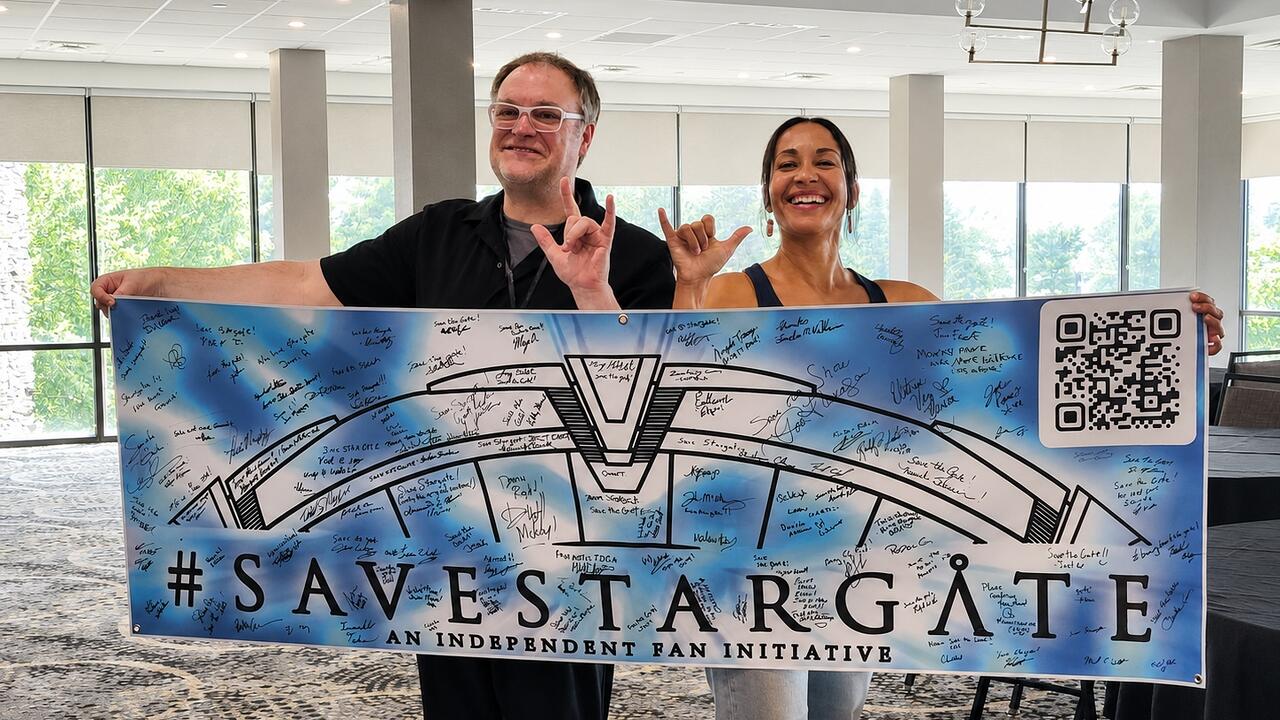 Rachel Luttrell et David Hewlett ont signés la banderole Savestargate