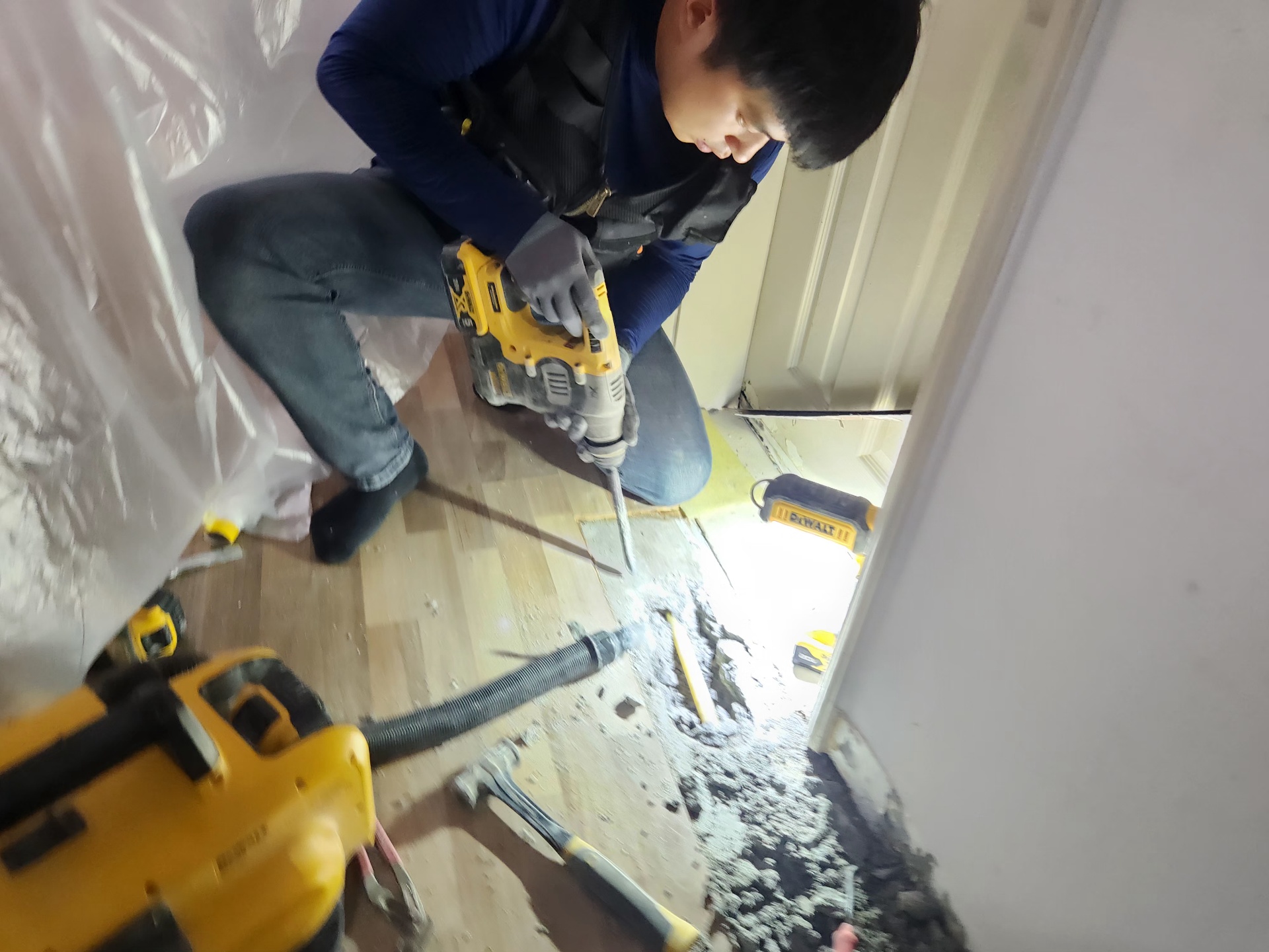 세종 바닥 타일 철거 작업 진행