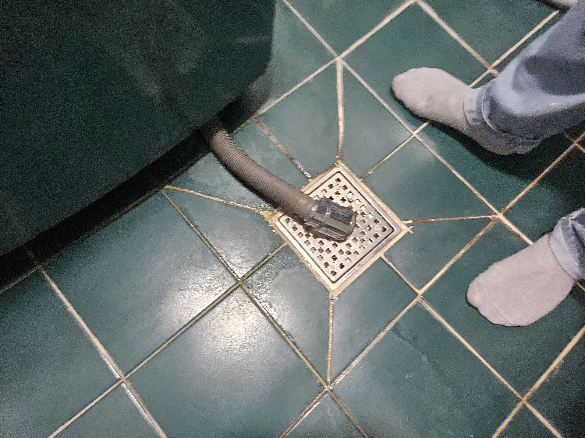 바닥 타일 줄눈 오염 확인