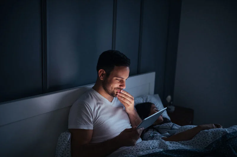 老是翻來覆去睡不著怎麼辦？這3個原因可能是罪魁禍首-這種持續不斷的刺激會導致焦慮和不安
