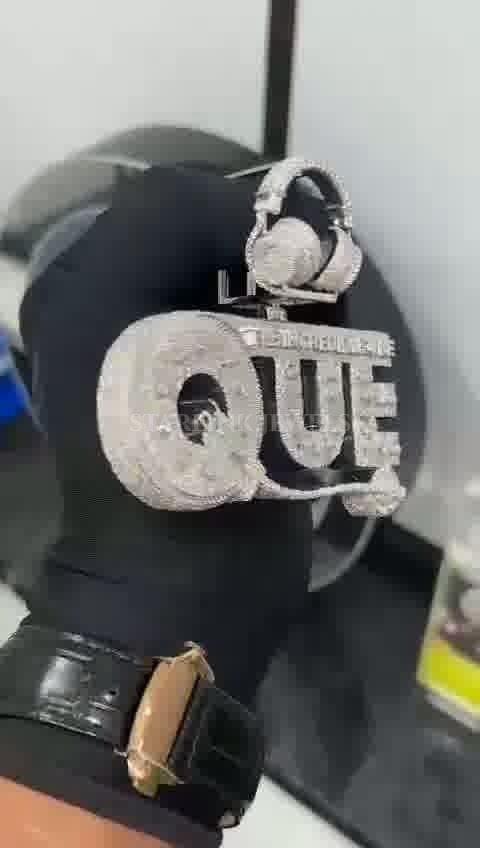 Big Size Cuban Pendant – “QUE” DJ Headphone Design – view 2