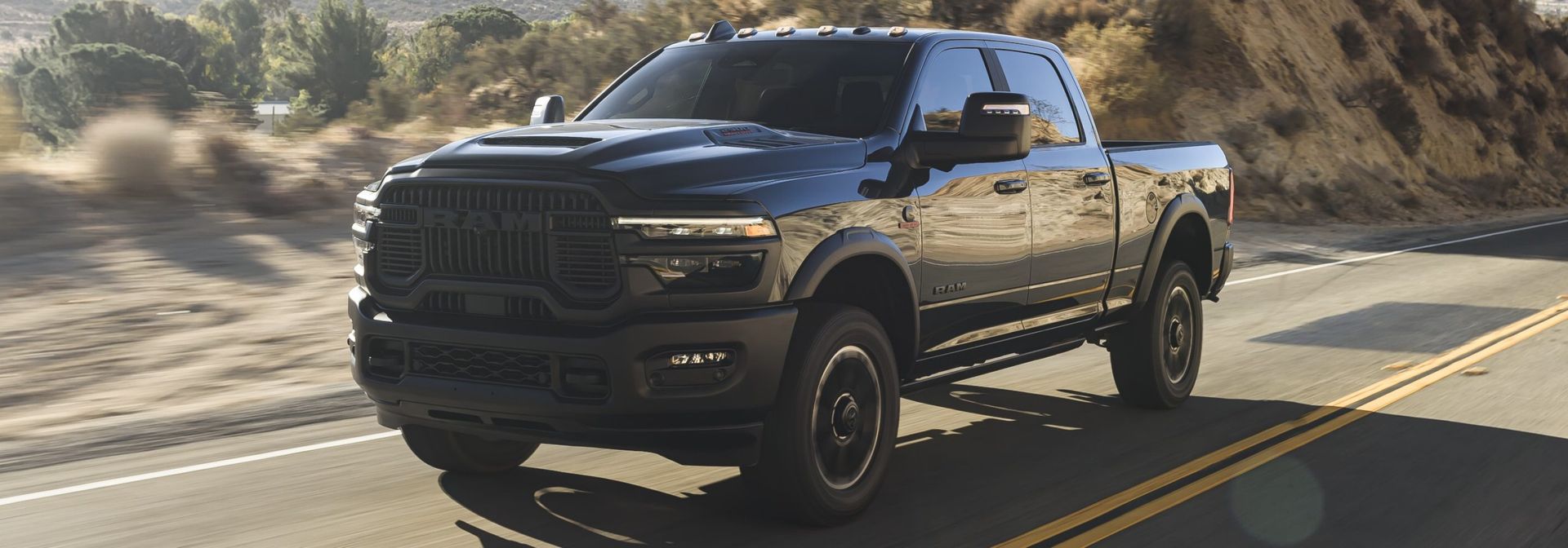 bannière avec vue latérale avant d'un camion RAM 2500 2025