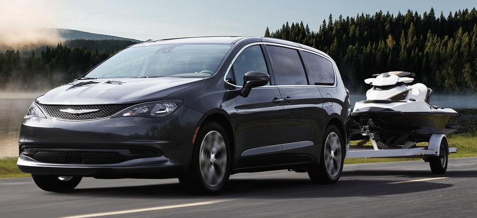 Le Chrysler Grand caravan qui tire une remorque.