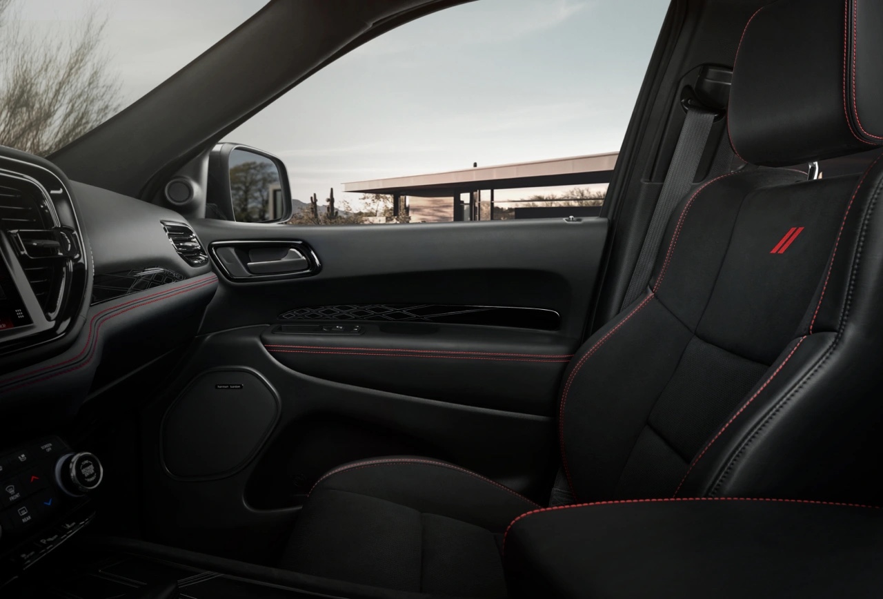 Siège avant du Dodge Durango 2026 avec sellerie sport noire et surpiqûres rouges, soulignant le confort, le maintien latéral et la finition intérieure.