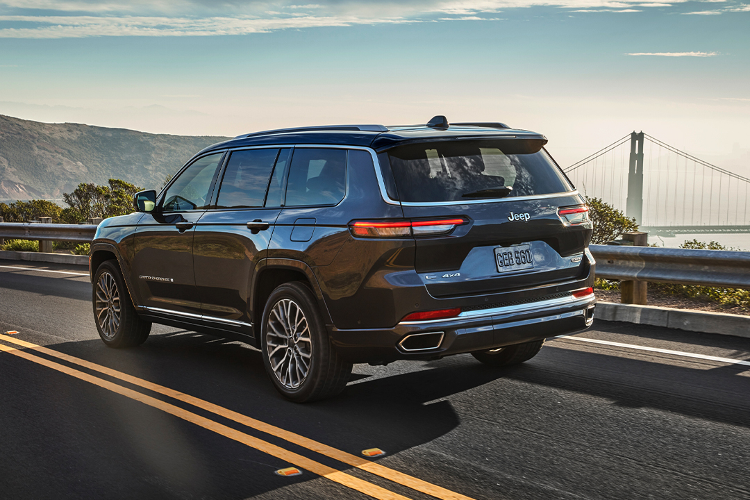 Vue 3/4 arrière du Jeep Grand Cherokee 2024 sur un pont.