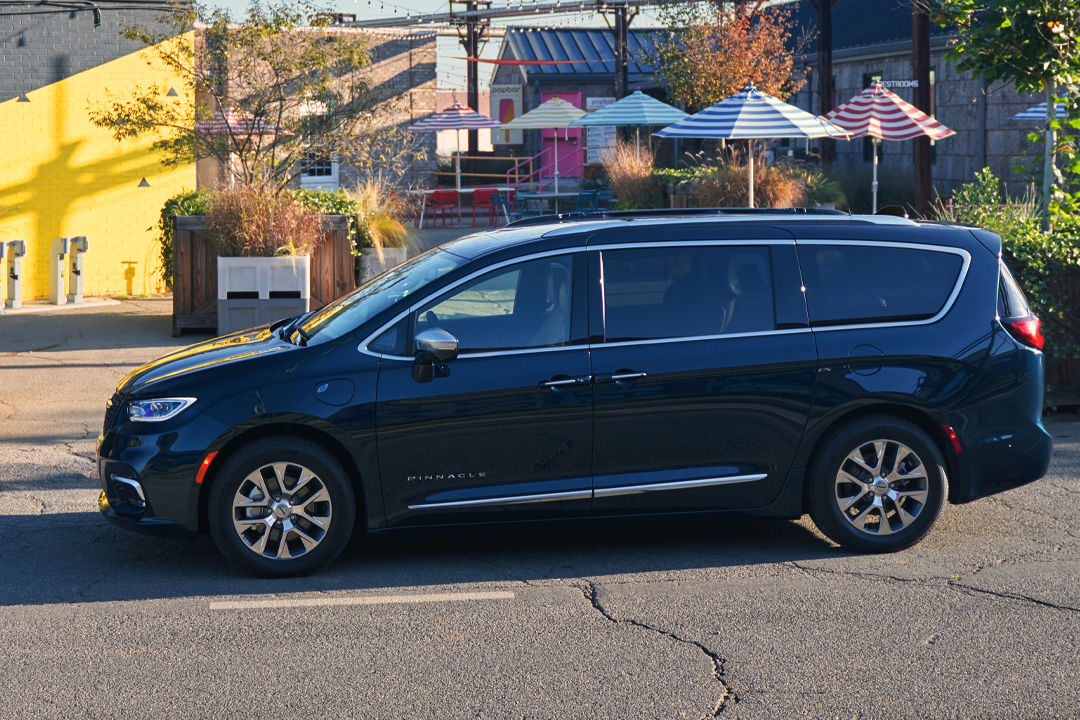Vue latérale Chrysler Pacifica hybride 2024.