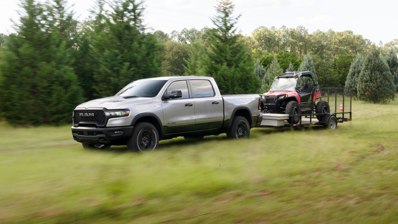 vue latérale avant d'un camion RAM 1500 2025